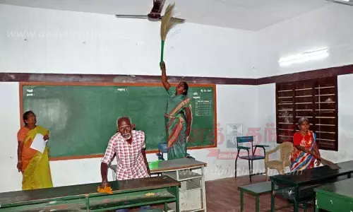 வகுப்பறைகளை சுத்தம் செய்யும் பணி தீவிரம்