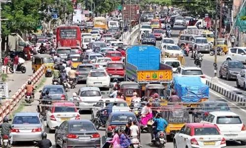 போக்குவரத்து நெரிசலால் வாகன ஓட்டிகள் அவதி