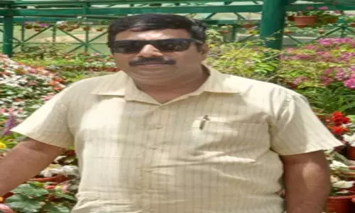 நடுவட்டம் அருகே பரிதாபம்: நடுரோட்டில் கார் கவிழ்ந்து கர்நாடக பா.ஜ.க. நிர்வாகி பலி