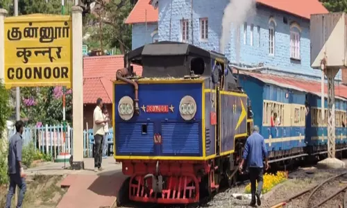 குன்னூரில் தண்டவாளம் சீரமைப்பு:நீலகிரி மலை ரெயில் சேவை மீண்டும் தொடங்கியது