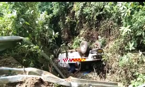 கல்லட்டி மலைப்பாதையில் ஆம்புலன்ஸ் வாகனம் தலைகீழாக கவிழ்ந்தது-டிரைவர் உள்பட 2 போ் உயிர்தப்பினர்