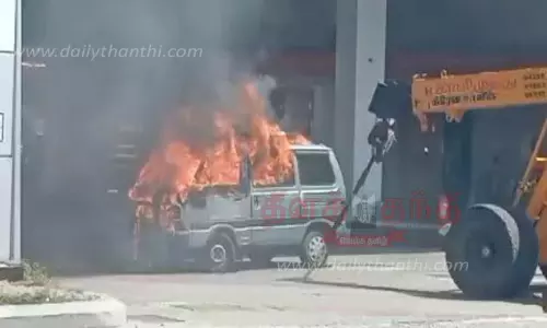 ஆம்னி வேன் தீப்பிடித்து எரிந்தது