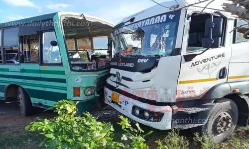 லாரி-பஸ் நேருக்கு நேர் மோதல்; பயணிகள் அதிா்ஷ்டவசமாக உயிர் தப்பினர்