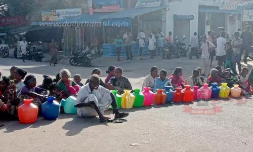 காரிமங்கலம் அருகே குடிநீர் வழங்க கோரி காலிக்குடங்களுடன் பெண்கள் சாலை மறியல்