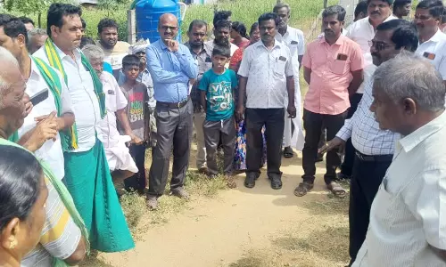 கோவில் நிலத்தில் கல் நடுவதற்கு விவசாயிகள் எதிர்ப்பு