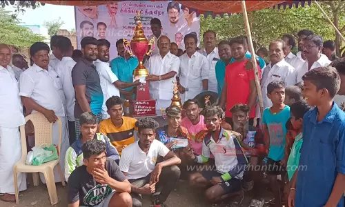 கோட்டப்பட்டியில் கிரிக்கெட் போட்டி:வெற்றி பெற்ற அணிகளுக்கு பரிசு; முன்னாள் அமைச்சர் பி.பழனியப்பன் வழங்கினார்