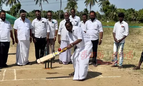இண்டூர் அருகே கருணாநிதி நூற்றாண்டு விழா கிரிக்கெட் போட்டி; தடங்கம் சுப்பிரமணி தொடங்கி வைத்தார்