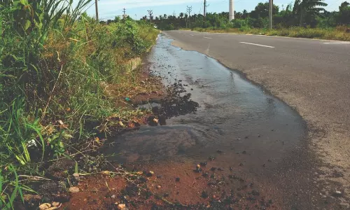 குழாய் உடைந்து வீணாகும் குடிநீர்