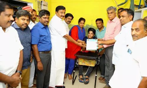 இளம்பெண்ணுக்கு ரூ.5 லட்சம் நிதியுதவி