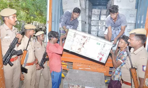 திருப்பூரில் இருந்து பெங்களூருவுக்கு அனுப்பப்பட்ட வாக்குப்பதிவு எந்திரங்கள்