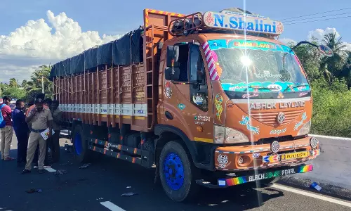 கார் மோதி  லாரி டிரைவர் பலி