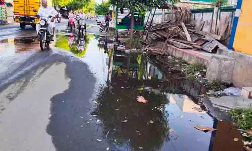 சாலையில் செல்லும் கழிவு நீர்