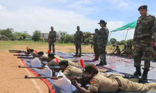 தேசிய மாணவர் படையினருக்கு துப்பாக்கி சுடுதல் பயிற்சி தேசிய மாணவர் படையினருக்கு துப்பாக்கி சுடுதல் பயிற்சி