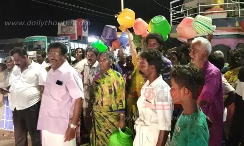 களக்காட்டில் குடிநீர் கேட்டு பொதுமக்கள் சாலைமறியலுக்கு முயற்சி களக்காட்டில் குடிநீர் கேட்டு பொதுமக்கள் சாலைமறியலுக்கு முயற்சி