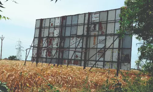 பிரம்மாண்ட விளம்பர பதாகைகள் காற்றுக்கு தாக்குப்பிடிக்குமா?