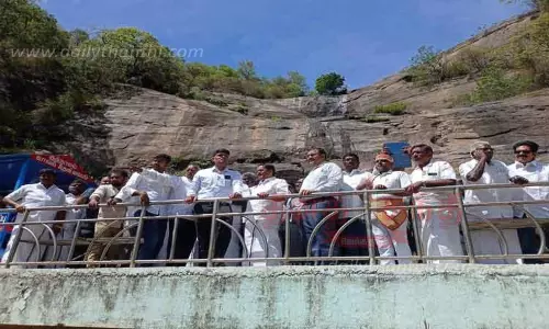 குற்றாலத்தில் வளர்ச்சி பணிகள் மார்ச் மாதத்திற்குள் முடிவடையும்-அமைச்சர் ராமச்சந்திரன் பேட்டி