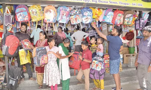 புத்தகப்பை, சீருடை வாங்க கடைகளுக்கு படையெடுக்கும் மக்கள்