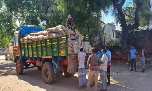 லாரிகளில் போலீசார் திடீர் சோதனை