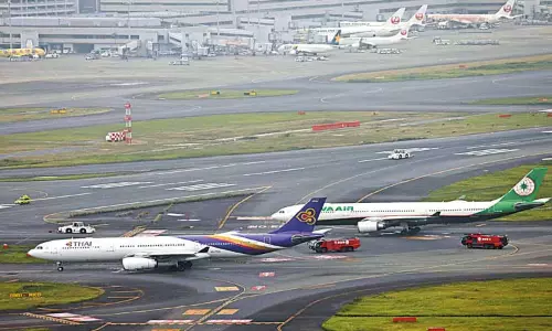 ஜப்பானில் ஓடுபாதையில் விமானங்கள் மோதிக்கொண்டதால் பரபரப்பு