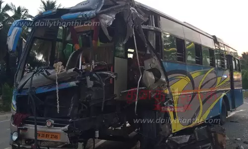 அரூர் அருகே பஸ்-சரக்கு வேன் மோதல்; 11 பக்தர்கள் காயம்