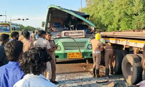 அரசு பஸ் - லாரி மோதல்; 20 பேர் படுகாயம்