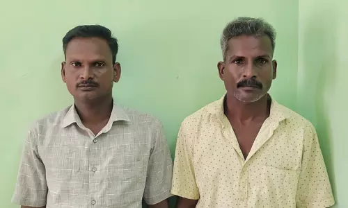 பெட்டிக்கடையில் மது பாட்டில் விற்ற 2 பேர் கைது