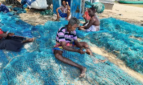 ஒரு நாளைக்கு முன்பாகவே மீன்பிடிக்க செல்ல அரசு அனுமதி வழங்க வேண்டும்