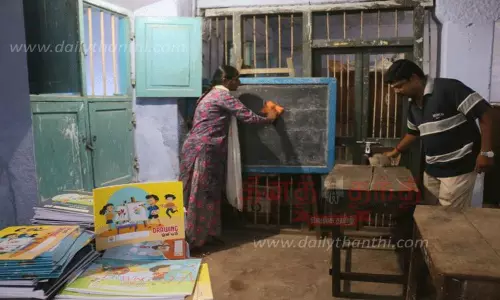 பள்ளிக்கூடங்கள் நாளை திறப்பு; தூய்மை பணிகள் மும்முரம் பள்ளிக்கூடங்கள் நாளை திறப்பு; தூய்மை பணிகள் மும்முரம்