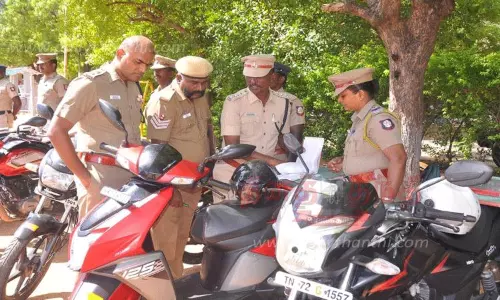 போலீசாரின் வாகனங்களை சூப்பிரண்டு சிலம்பரசன் ஆய்வு போலீசாரின் வாகனங்களை சூப்பிரண்டு சிலம்பரசன் ஆய்வு