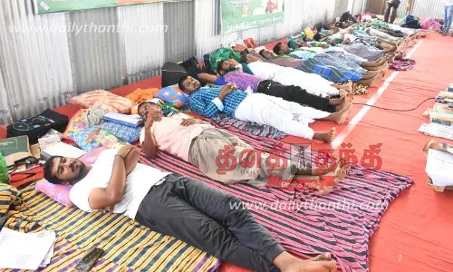 கீழ்பவானி வாய்க்காலில் கான்கிரீட் தளம் அமைக்க எதிர்ப்பு: 4-வது நாளாக உண்ணாவிரதத்தை தொடர்ந்த விவசாயிகள்- மேலும் ஒருவர் மயங்கி விழுந்ததால் பரபரப்பு
