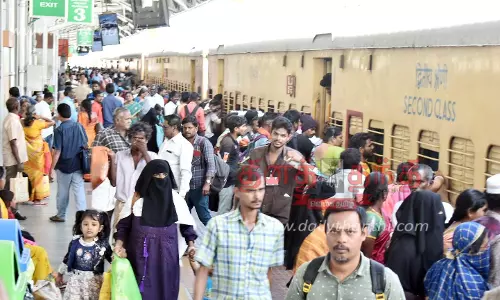 நாளை பள்ளிகள் திறப்பு: ஈரோடு பஸ், ரெயில் நிலையங்களில் பயணிகள் கூட்டம் அலைமோதியது