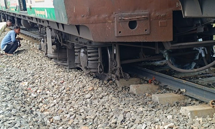 பேசின் பிரிட்ஜ் அருகே மின்சார ரெயில் தடம் புரண்டது..!