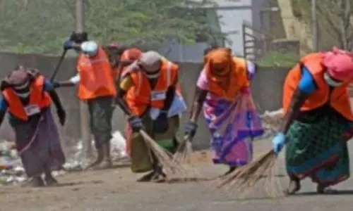 தூய்மை பணியாளர்களுக்கு நல திட்ட உதவிகள்-அமைச்சர் ஆர்.காந்தி வழங்கினார் தூய்மை பணியாளர்களுக்கு நல திட்ட உதவிகள்-அமைச்சர் ஆர்.காந்தி வழங்கினார்