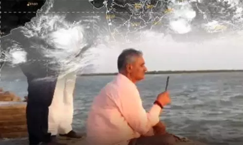 பிபோர்ஜாய் புயலின் ஆக்ரோஷத்தை கட்டுப்படுத்த  கடற்கரையில் அமர்ந்து பூஜை செய்த பாஜக எம்.எல்.ஏ