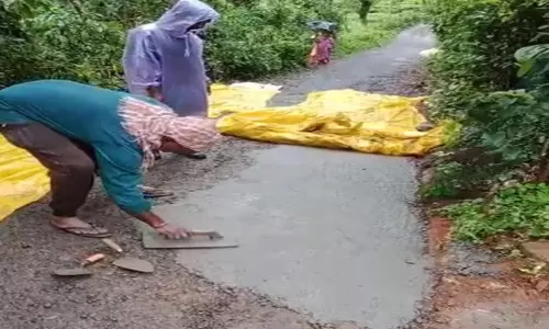 பந்தலூர் அருகே பழுதான சாலையை சீரமைத்த பொதுமக்கள்