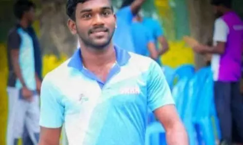 மோட்டார் சைக்கிளில் அமர்ந்து செல்போன் பேசிய வாலிபர், கார் மோதி பலி