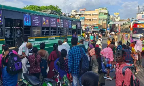 கோடை விடுமுறைக்கு பின் பள்ளிகள் இன்று திறப்பு:தர்மபுரி பஸ் நிலையத்தில் அலைமோதிய பொதுமக்கள் கூட்டம்