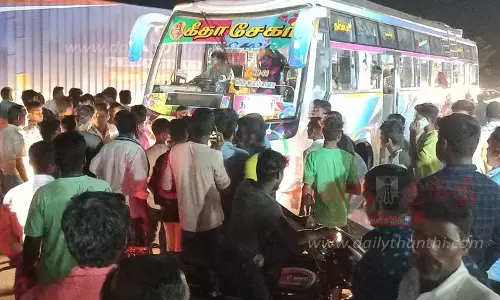 பாளையம்புதூரில் தனியார் பஸ்சை சிறைபிடித்து பொதுமக்கள் போராட்டம்