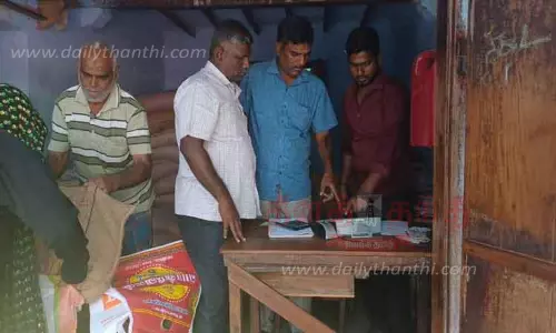 ரேஷன் கடைகளில் உணவு கடத்தல் தடுப்பு பிரிவு போலீசார் சோதனை ரேஷன் கடைகளில் உணவு கடத்தல் தடுப்பு பிரிவு போலீசார் சோதனை