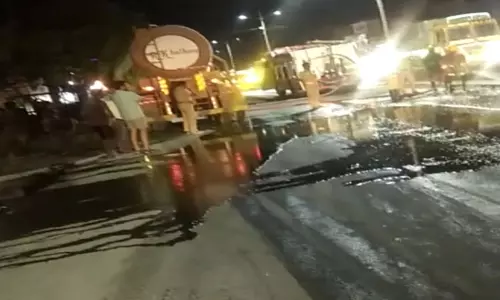 விபத்தில் லாரி டேங்க் உடைந்து வீணாக ஓடிய டீசல்