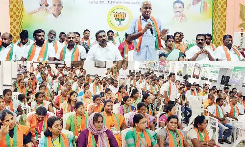 மத்திய அரசின் திட்டங்களை வீடு, வீடாக எடுத்துக்கூற வேண்டும்