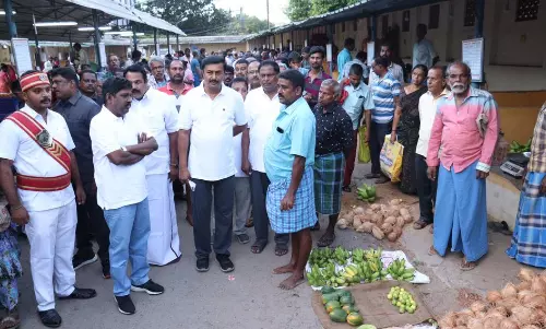உழவர் சந்தைகளுக்கு சென்று காய்கறி வாங்க வேண்டும்