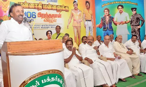 பாமர மக்களின் நம்பிக்கை கலங்கரை விளக்கமாக வாழ்ந்து கொண்டிருப்பவர் எம்.ஜி.ஆர்.