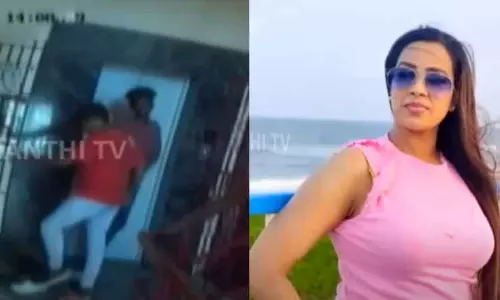 வீட்டின் வாசலில் கிடந்த செருப்பை திருடிச் சென்ற நபர்கள்... வீடியோ வெளியிட்ட பிரபல சின்னத்திரை நடிகை