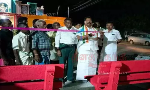 இட்டமொழி பஸ் நிறுத்தத்தில் பயணிகள் இருக்கை