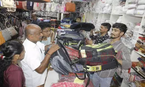 கல்வி உபகரணங்களை வாங்க கடைகளில் குவிந்த மாணவர்கள்