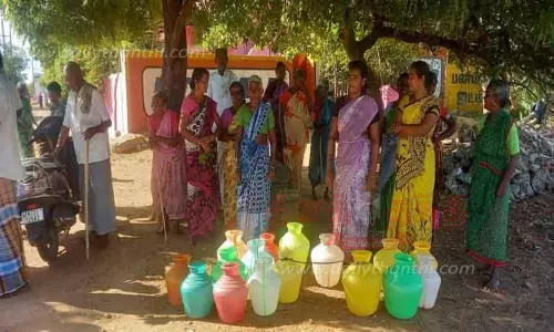 குடிநீர் கேட்டு பெண்கள் சாலை மறியல்