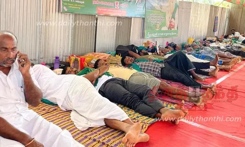 கீழ்பவானி வாய்க்கால் கரையில் கான்கிரீட் தளம் அமைக்க எதிர்ப்பு: 5-வது நாளாக விவசாயிகள் உண்ணாவிரதம்