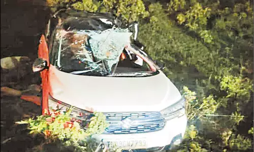 டயர் வெடித்ததால் பள்ளத்தில் கார் கவிழ்ந்தது; சிறுவன் பலி டயர் வெடித்ததால் பள்ளத்தில் கார் கவிழ்ந்தது; சிறுவன் பலி