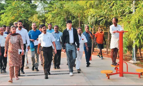 அடையாறு கரையோரம் அமைக்கப்பட்டுள்ள பூங்காவில் இறையன்பு ஆய்வு